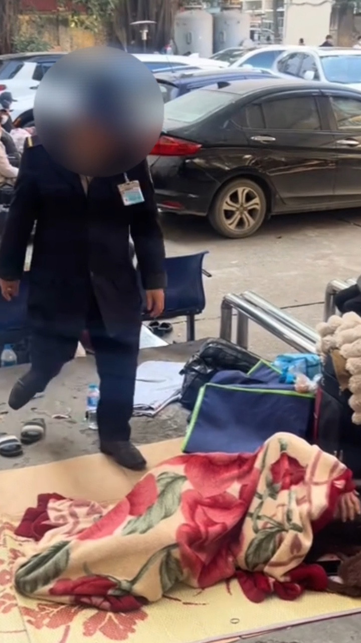 Bảo vệ bệnh viện Bạch Mai bị thôi việc sau hành động giật chăn người nhà bệnh nhân