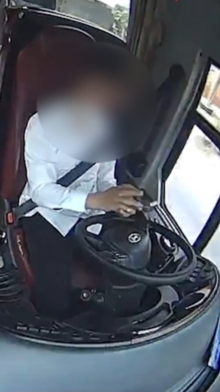 Phạt tiền, trừ điểm tài xế buông vô lăng để xem điện thoại gây va chạm giao thông