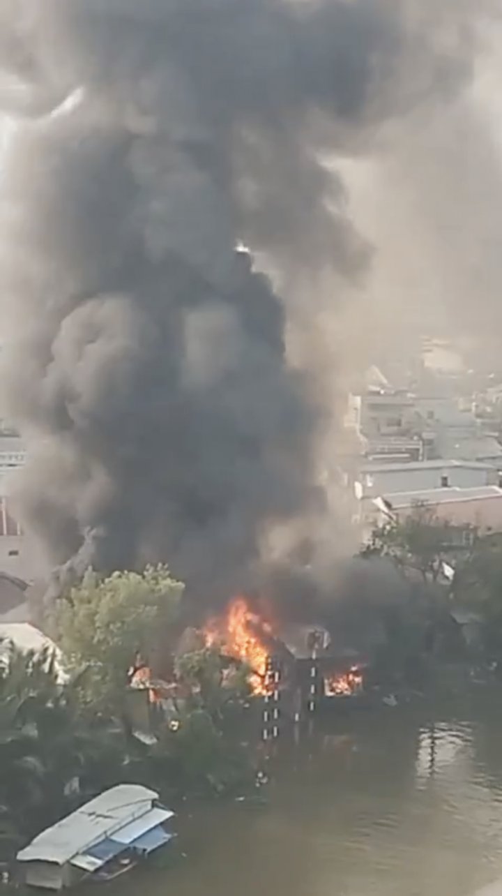 5 căn nhà sát vách chợ Bình Trưng bị 'bà hoả' thiêu rụi