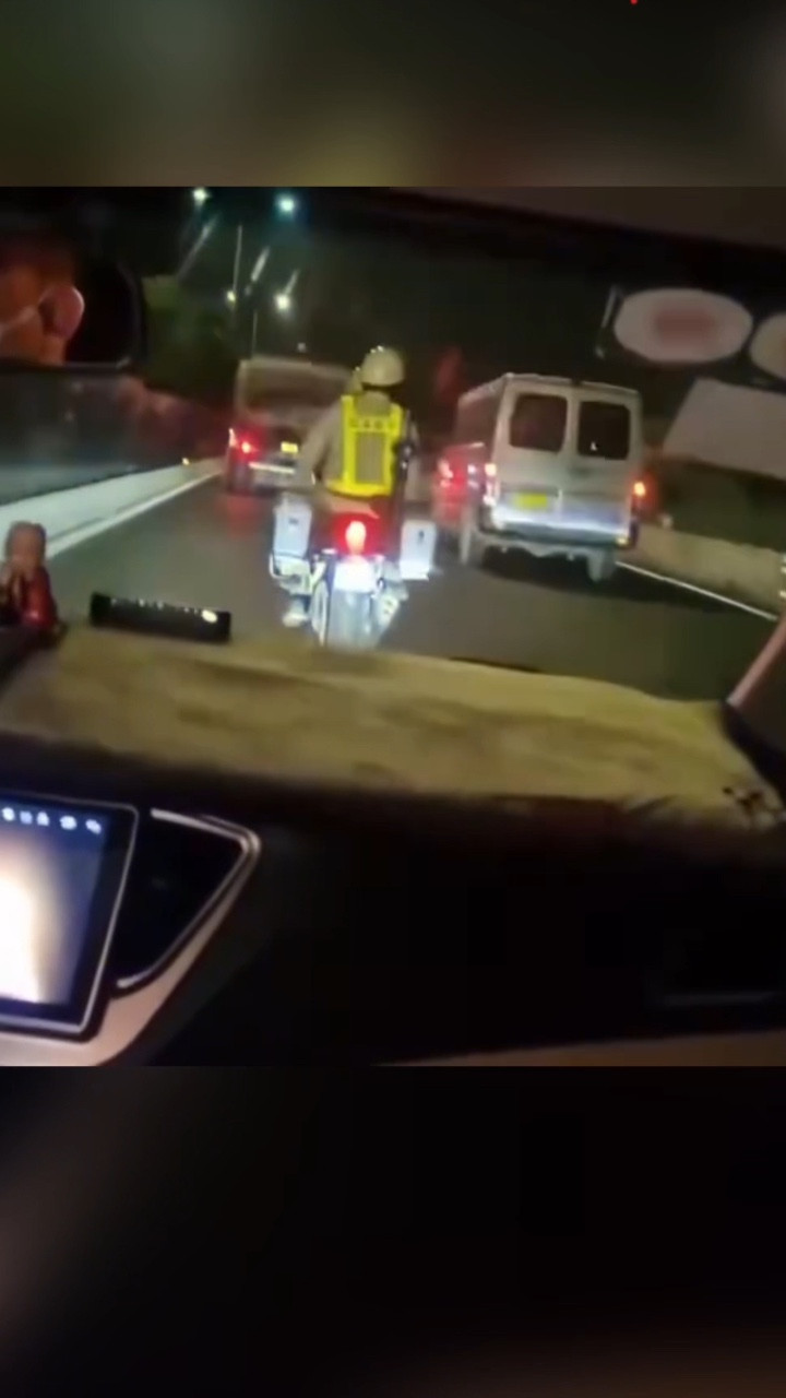 Cảnh sát giao thông mở đường đưa người bệnh đi cấp cứu kịp thời