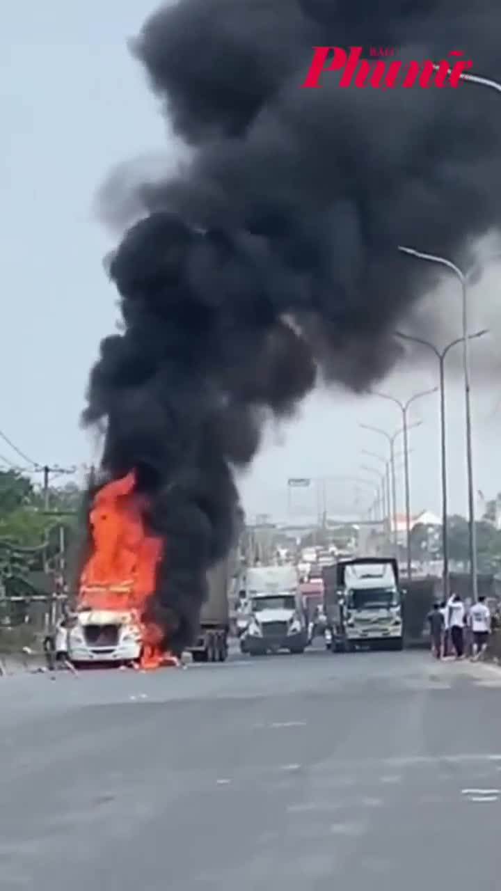 Xe đầu kéo cháy trên quốc lộ, khói bốc cao ngùn ngụt