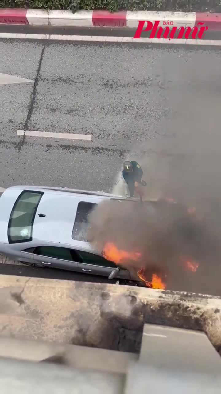 Ô tô Audi bốc cháy trong hầm chui ở Hà Nội