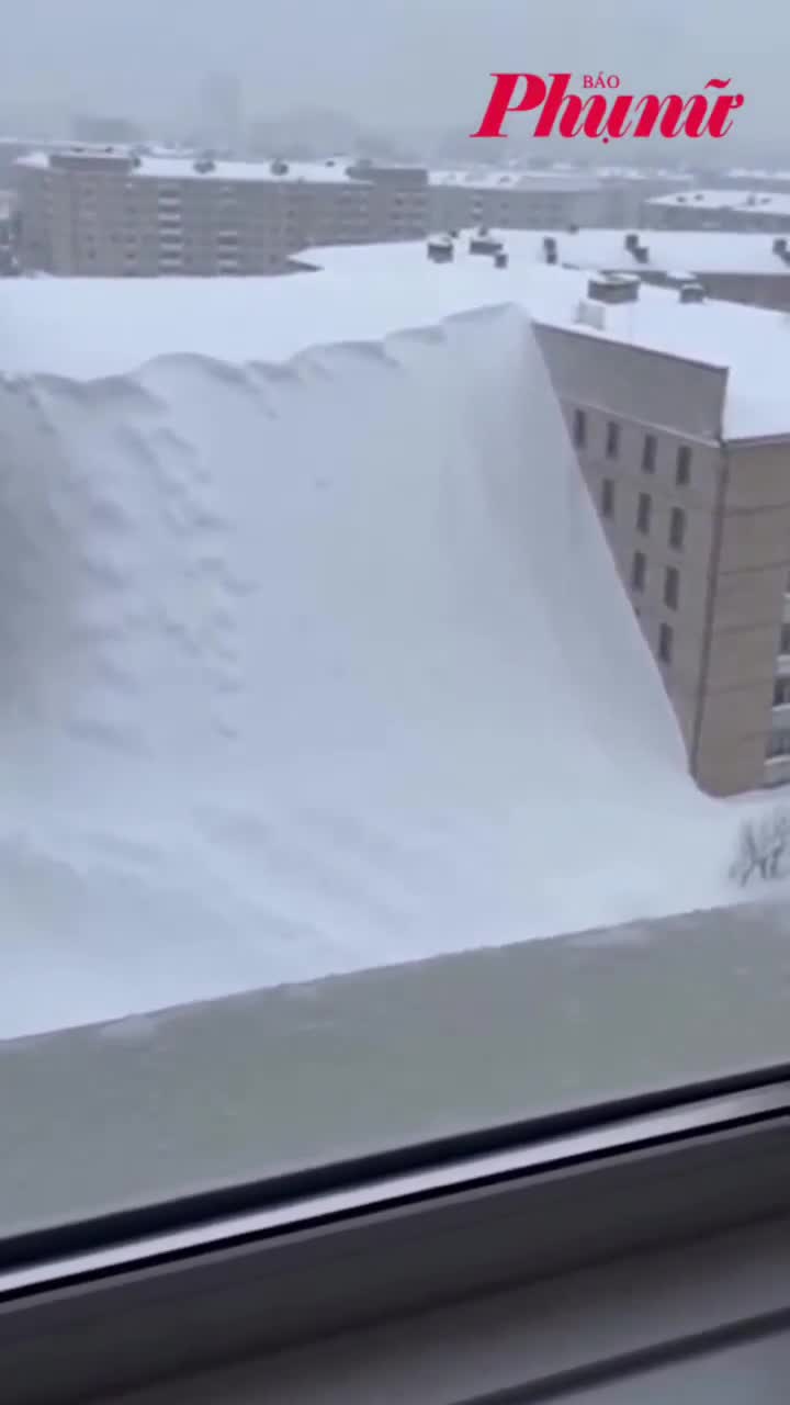 Tuyết rơi kỷ lục trong gần 150 năm tại Nga, vùi lấp cả tòa nhà cao tầng