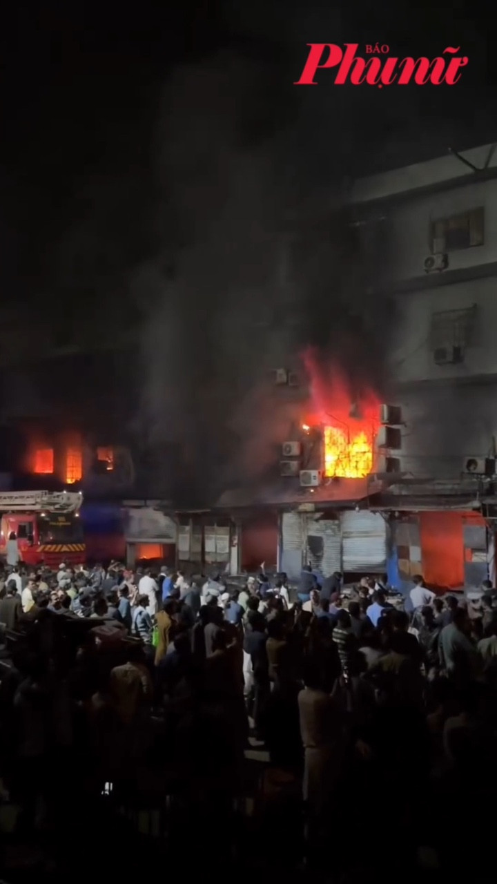 11 người không qua khỏi trong đám cháy trung tâm thương mại kéo dài 24 giờ