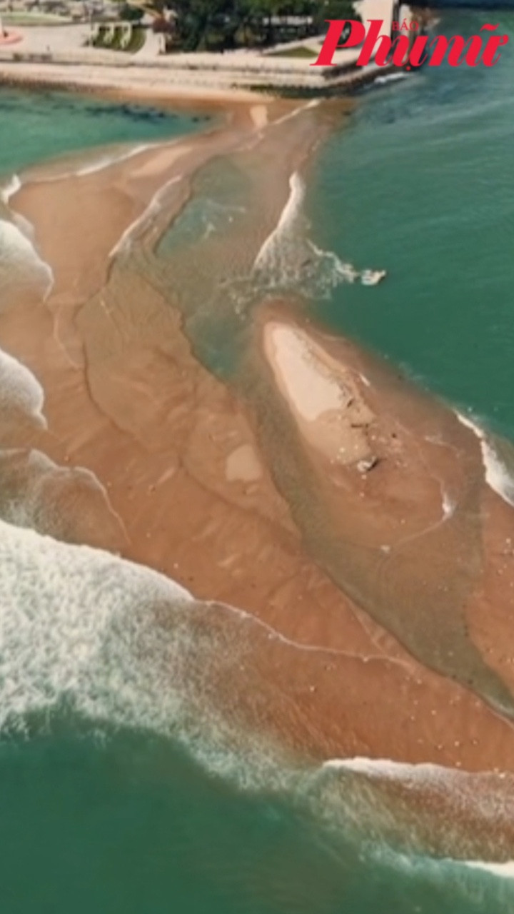 Cồn cát bất ngờ xuất hiện trên bãi biển Nha Trang