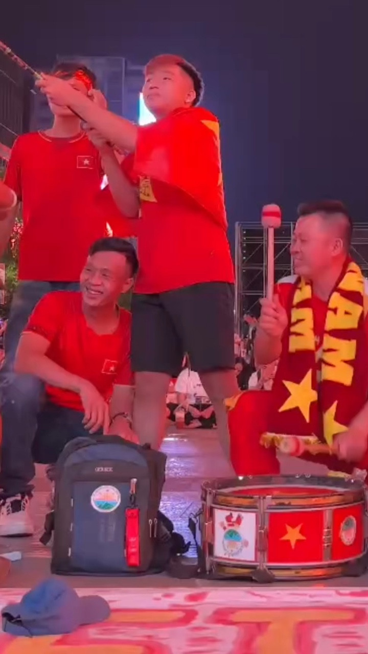 Đông đảo người dân tập trung ở đường đi bộ Nguyễn Huệ, cổ vũ đội tuyển U23 Việt Nam