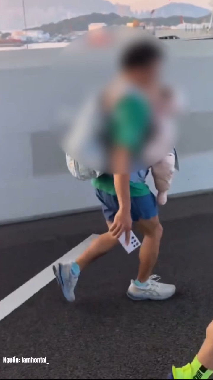 Địu theo em bé để chạy marathon khiến cảnh sát vào cuộc điều tra