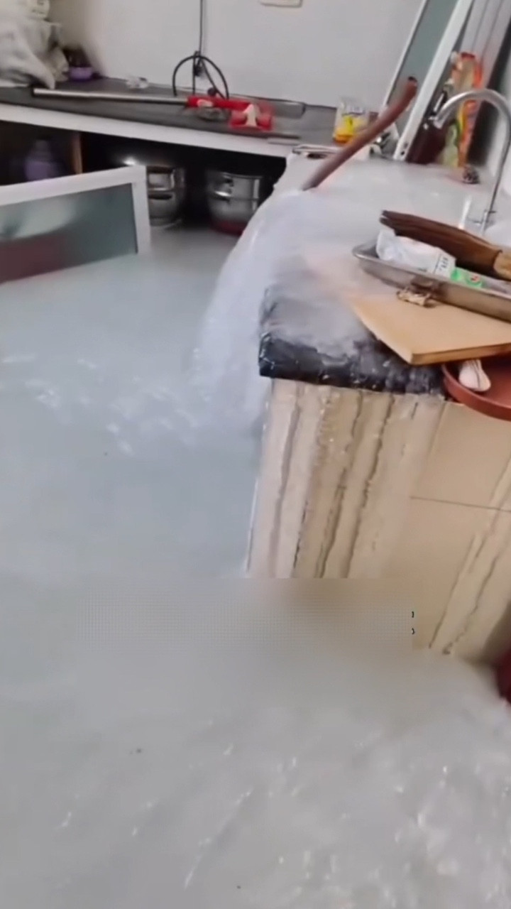 Quên khóa vòi nước, cả nhà đóng băng