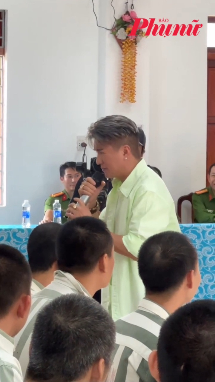 Đàm Vĩnh Hưng hát cho phạm nhân đón Tết sớm