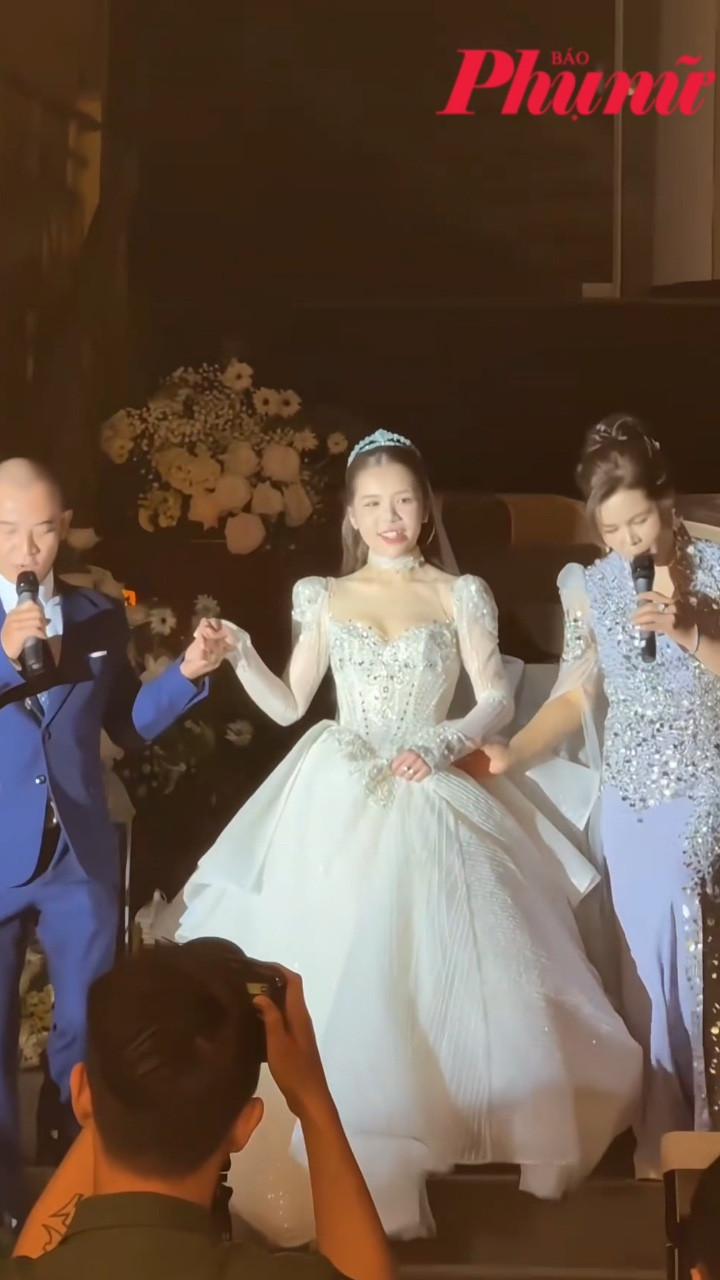 Cha mẹ hát tặng cô dâu trong hôn lễ