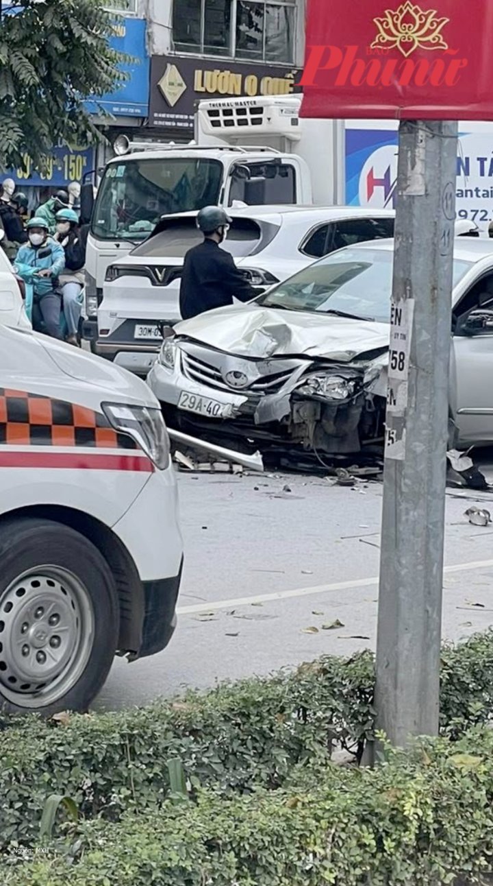 Ô tô 'điên' tông hàng loạt xe máy ở Hà Nội