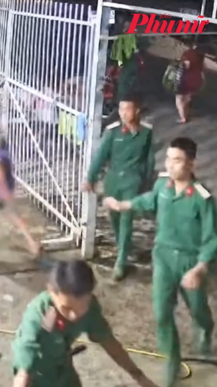 Các chú bộ đội cứu nguy nhà dân khi xảy ra hỏa hoạn