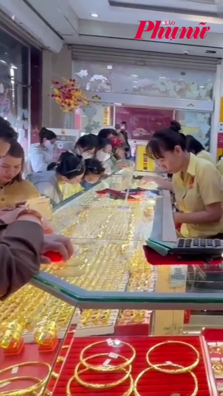 Giá vàng giảm, nhiều người vẫn xếp hàng mua vàng