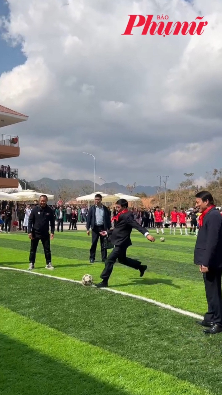Bộ trưởng Phan Văn Giang và Bộ trưởng Lương Tam Quang giao lưu đá bóng