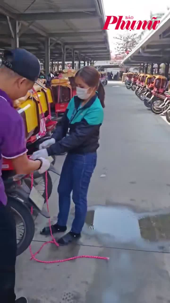 Quà Tết được sắp xếp ngay ngắn trên xe cho công nhân