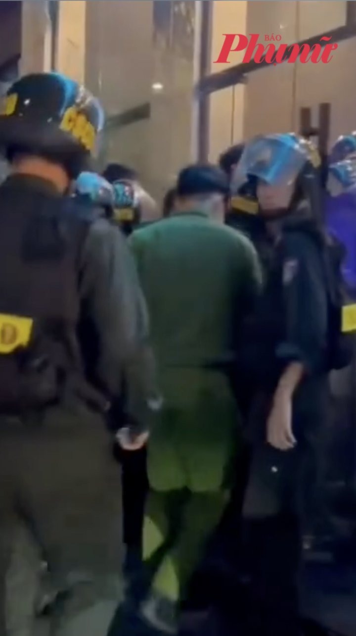 Công an TPHCM đột kích quán bar có hàng trăm khách lúc 1 giờ sáng, 17 người dương tính chất cấm