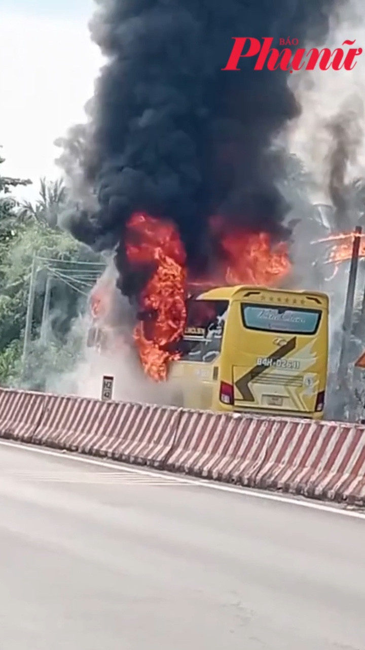 Xe giường nằm bốc cháy gần cầu Cổ Chiên, hành khách tháo chạy