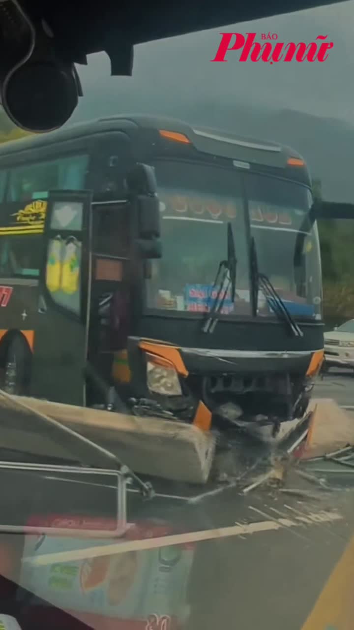 Xe khách mất lái, lao vào dải phân cách trên cao tốc