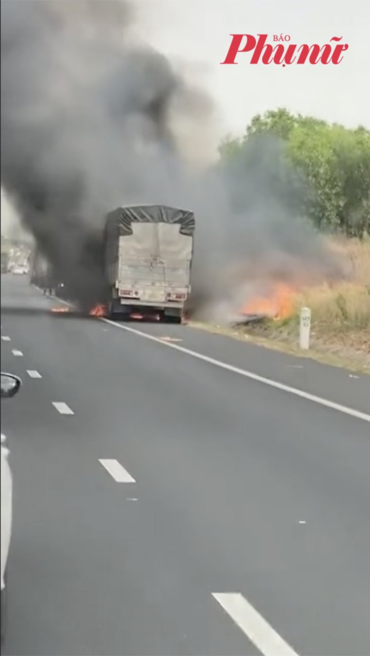 Xe tải bốc cháy ngùn ngụt trên cao tốc Phan Thiết - Dầu Giây, giao thông ùn tắc nghiêm trọng