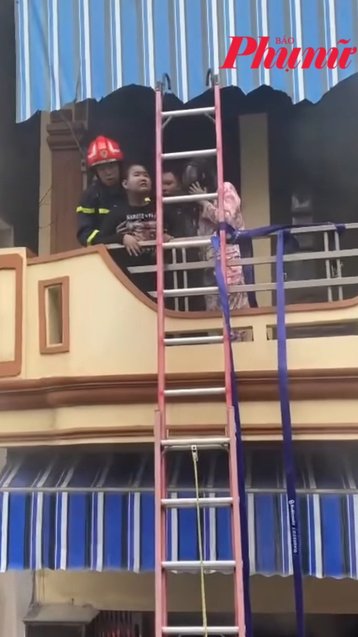 Khoảnh khắc cứu 2 mẹ con trong vụ cháy nhà sáng mùng Một tết ở Hải Phòng