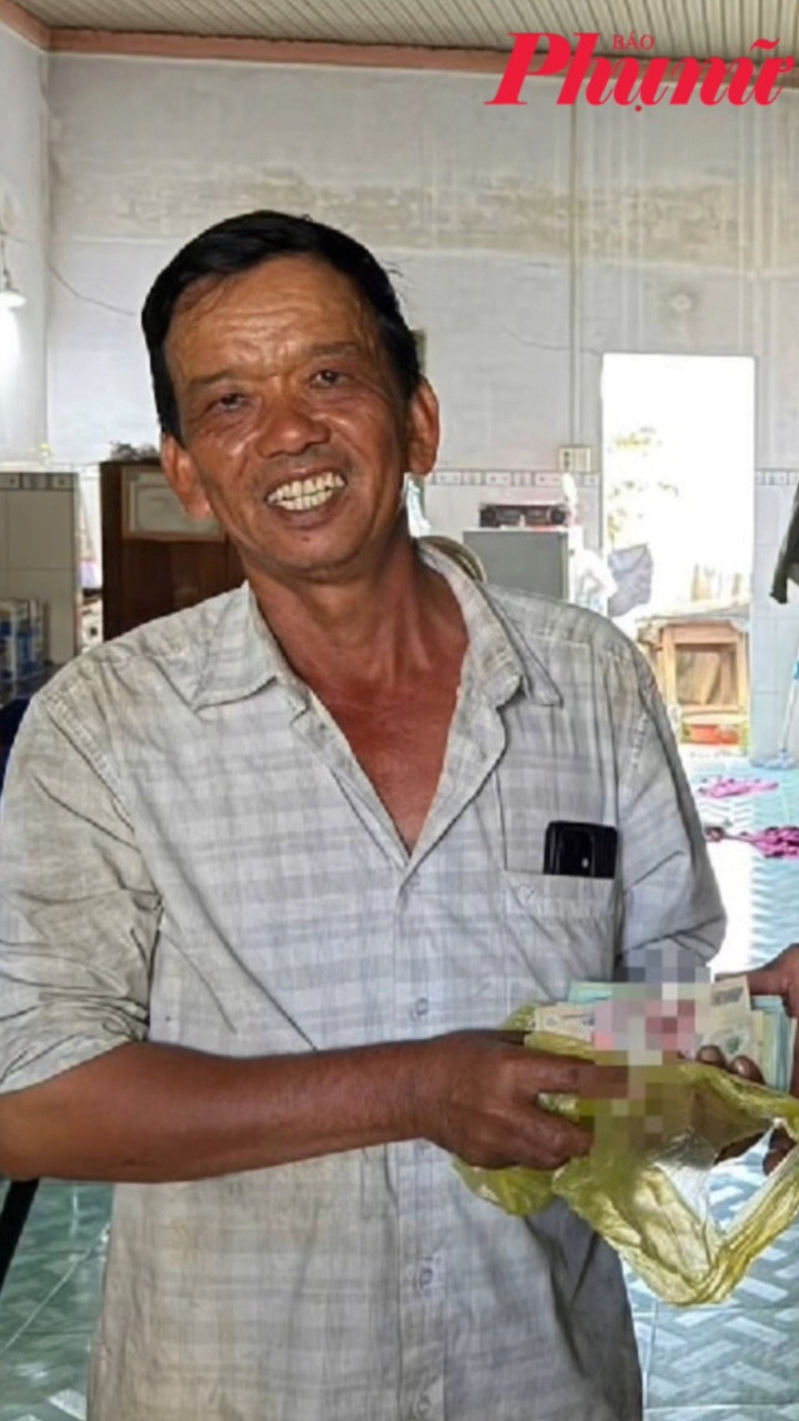Người đàn ông bán hoa tết ở Long Thành được trả lại 80 triệu đồng đánh rơi