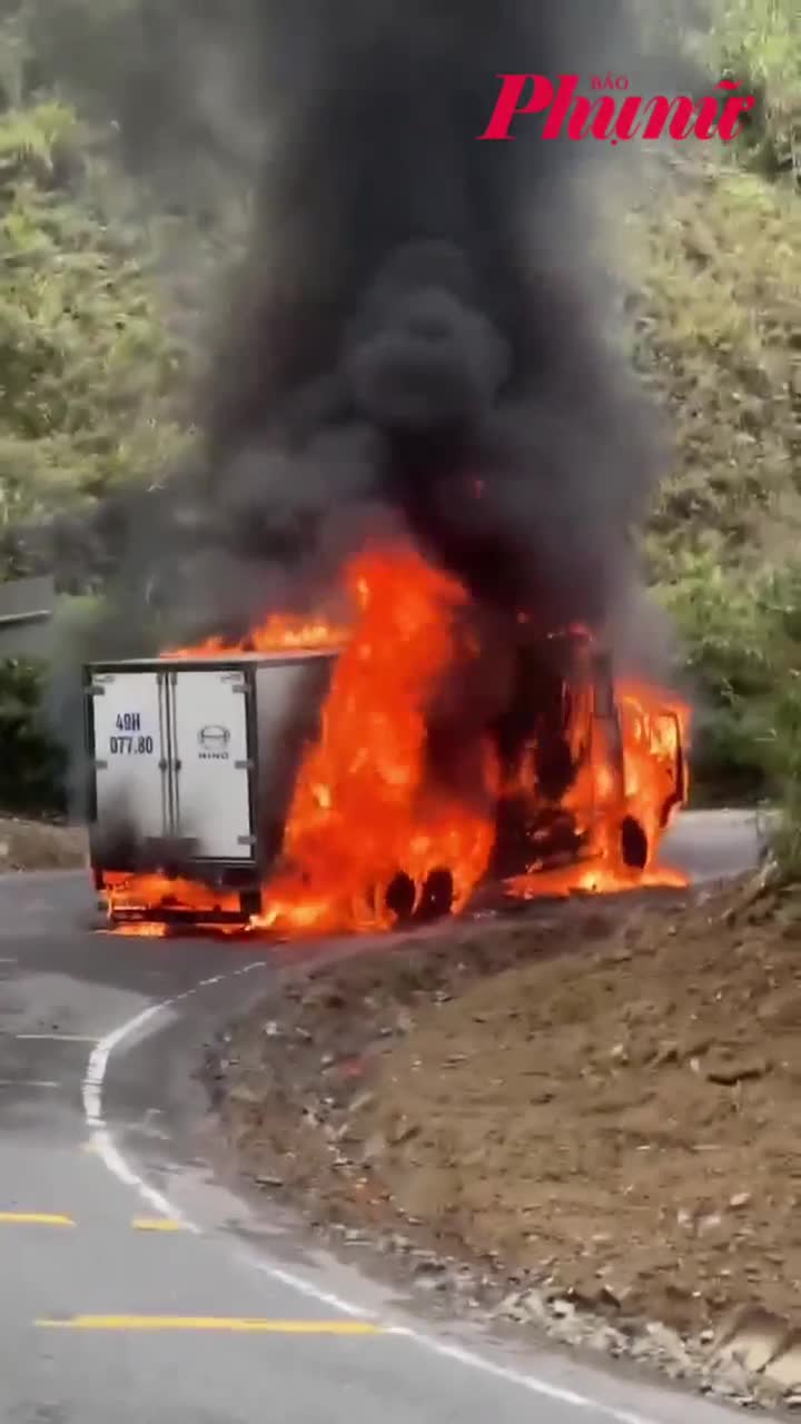 Xe tải bốc cháy trên đèo Khánh Lê vào trưa Mùng 3 Tết