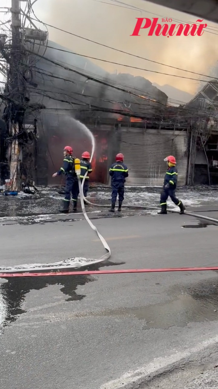 Hiện trường kinh hoàng vụ cháy tiệm đồ gỗ trên đường Đỗ Xuân Hợp