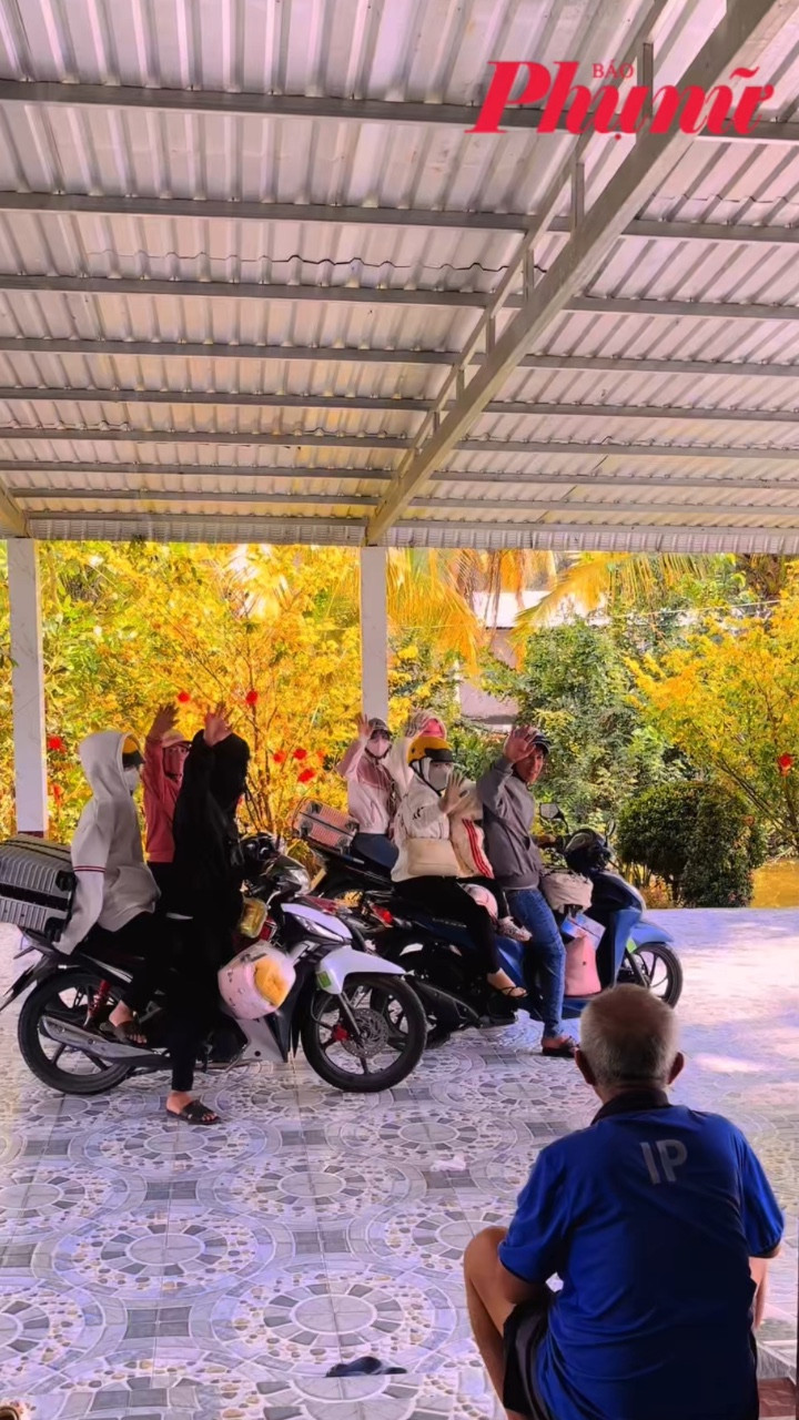 Ông nội lặng lẽ nhìn con cháu rời đi sau Tết