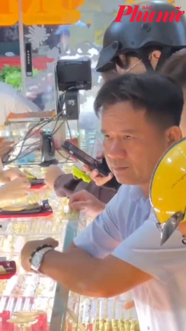 Giá vàng ngày 26/2: Vàng thế giới tăng mạnh, vàng trong nước vẫn neo ở mức cao