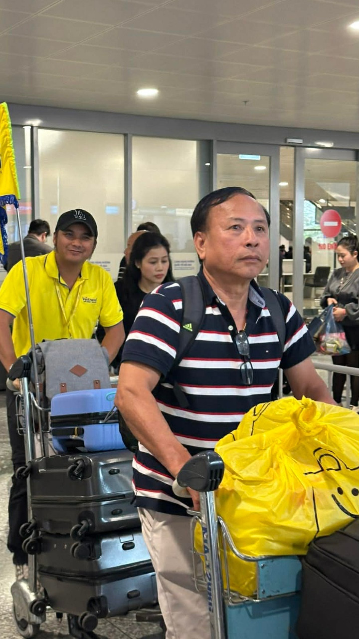 Các đoàn khách của Vietravel mắc kẹt ở Trung Đông về nước an toàn, vui mừng khi hạ cánh Nội Bài