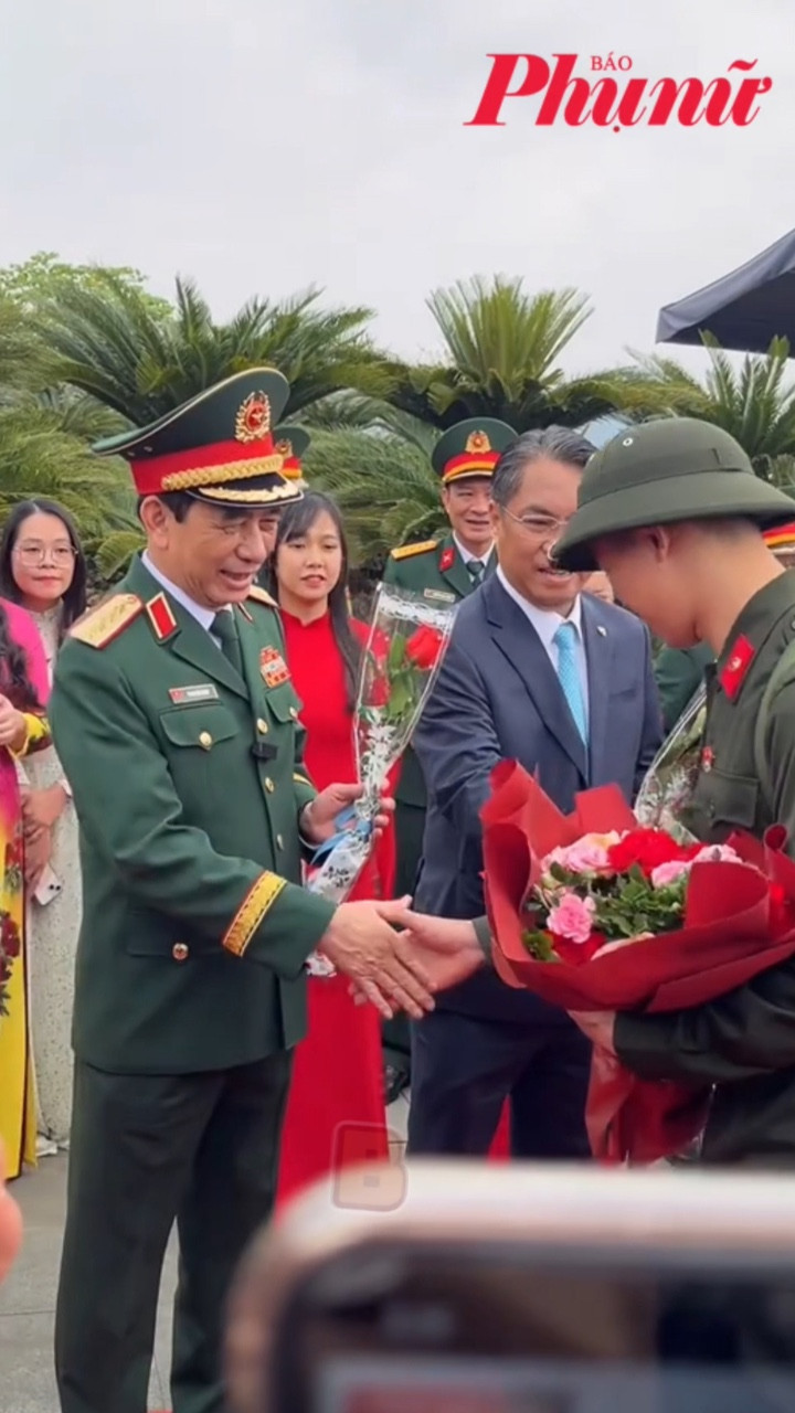 Đại tướng Phan Văn Giang ân cần hỏi thăm tân binh lên đường nhập ngũ