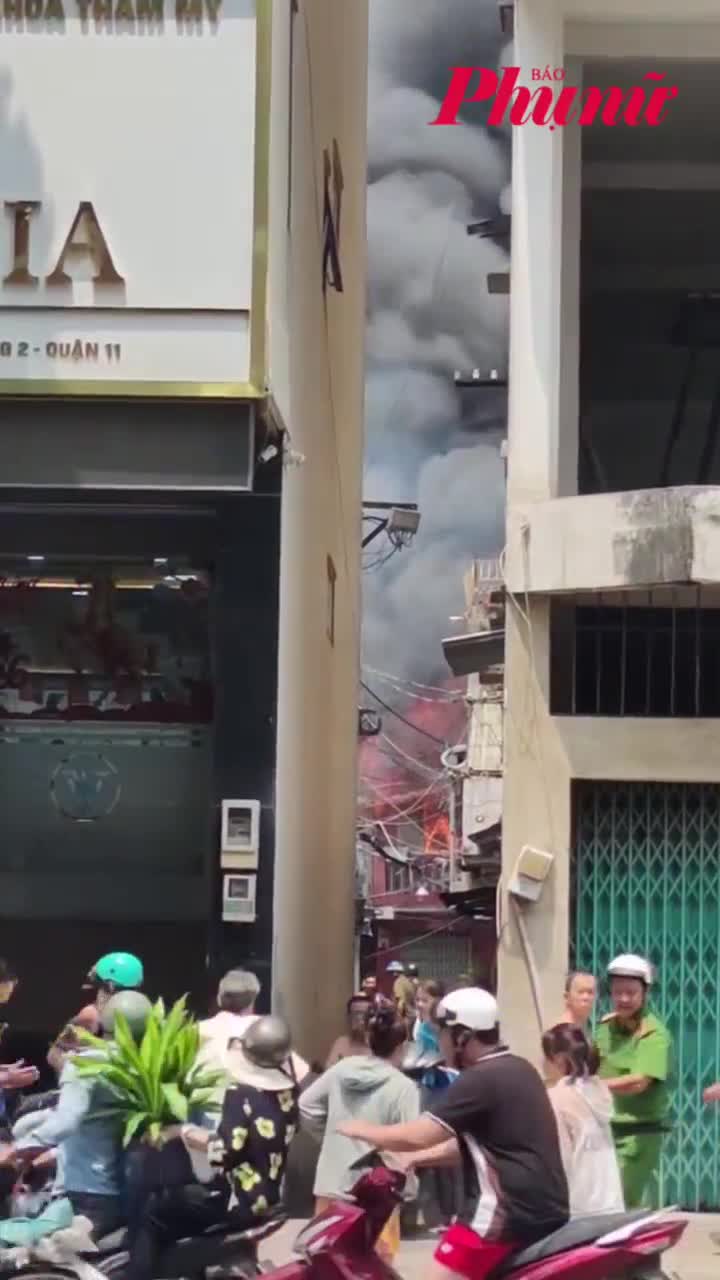 Cháy dãy nhà khu Cây Gõ ở TPHCM vào giữa trưa, người dân tháo chạy