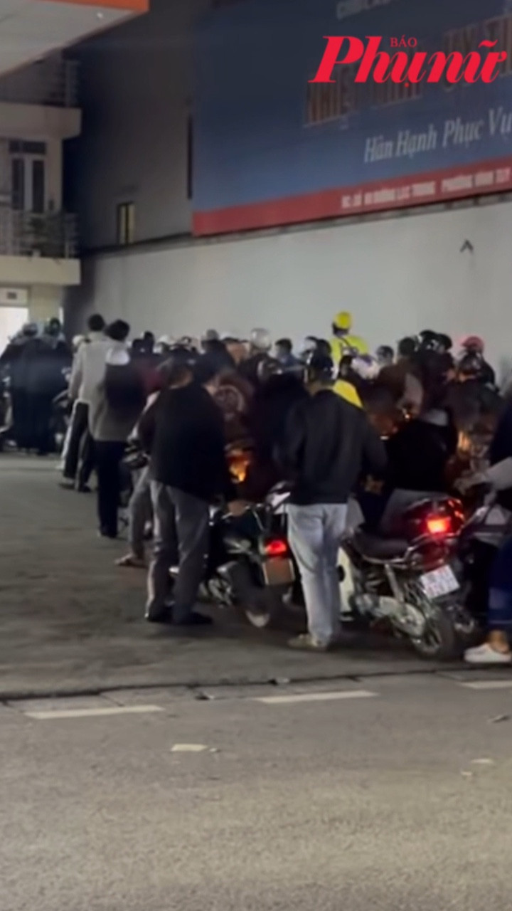 Người dân xếp hàng đổ xăng giữa đêm, Bộ Công thương khuyến khích dùng xe điện, làm việc online khi giá xăng tăng