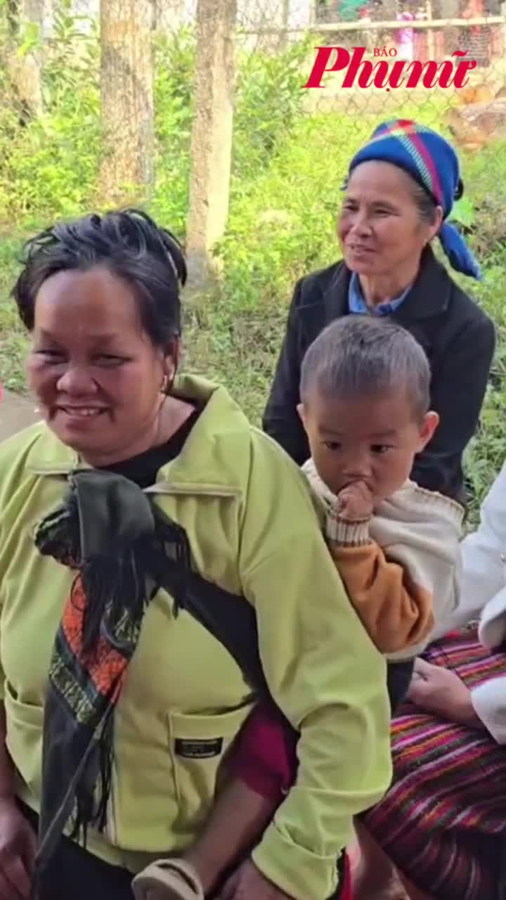 Hôm nay, em không cùng mẹ lên nương...