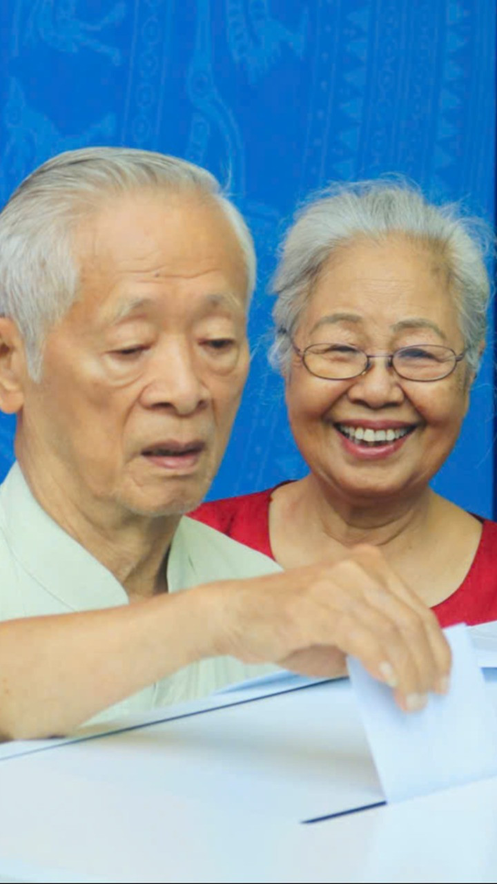 Ấn tượng với khoảnh khắc đôi vợ chồng già dìu nhau đi bầu cử