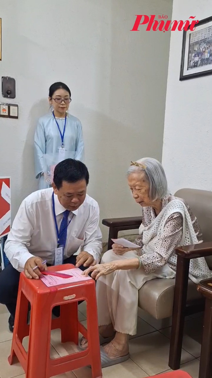 Bà cụ 91 tuổi được bầu cử tại nhà
