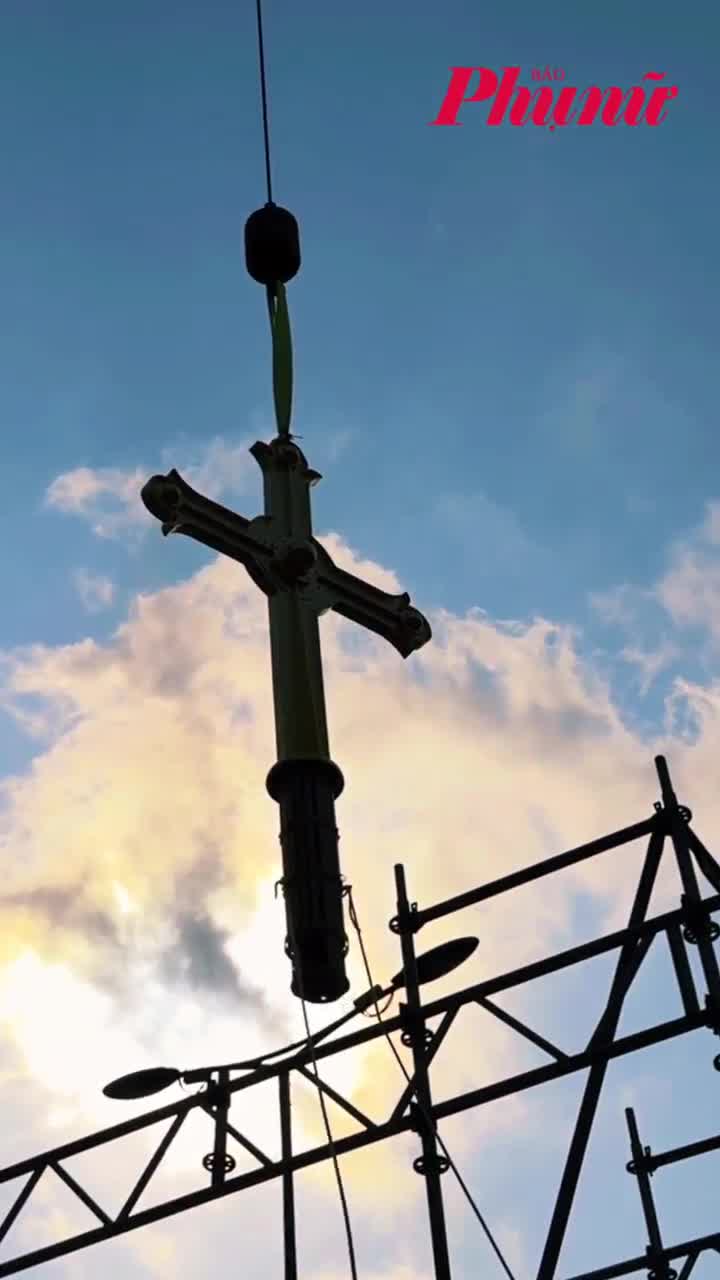 Khoảnh khắc thánh giá mạ vàng được đưa lên tháp Nhà thờ Đức Bà