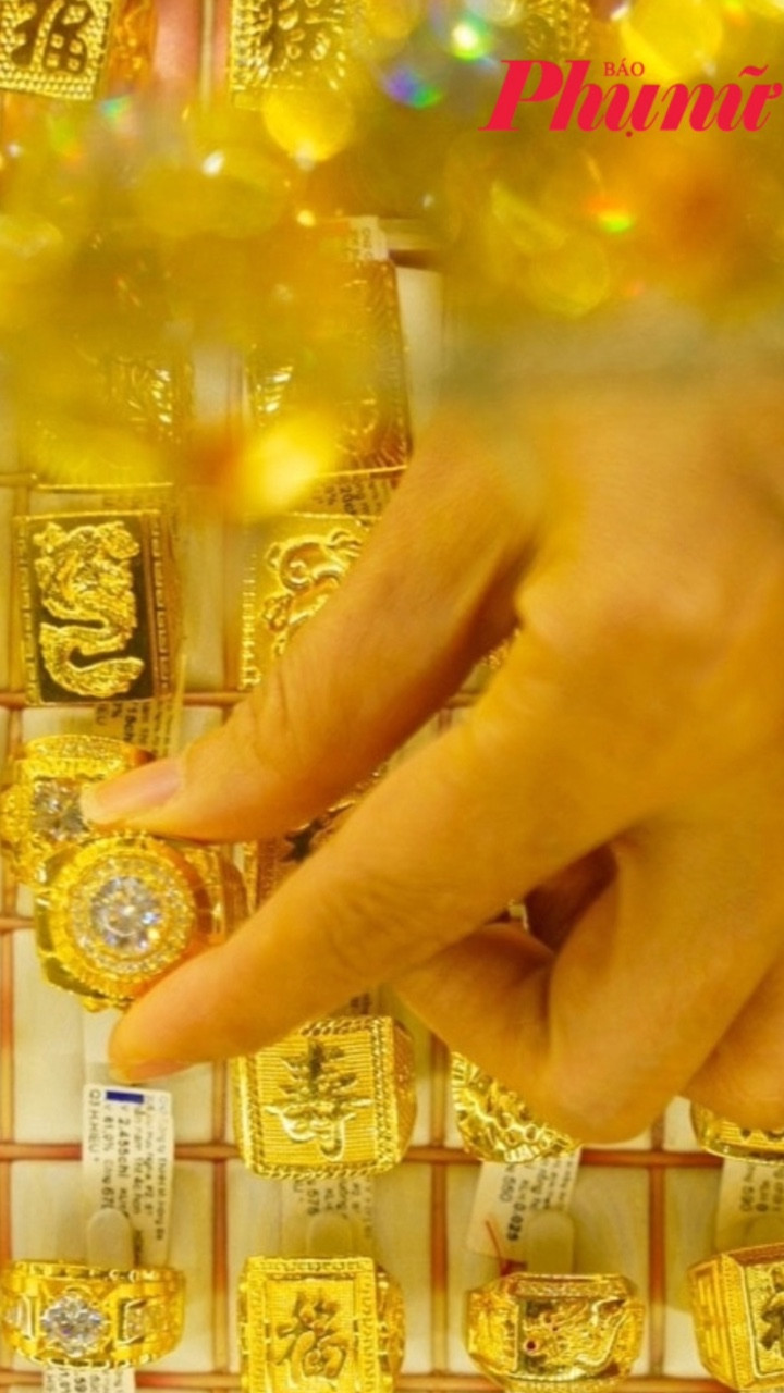 Giá vàng ngày 21/3: Vàng trong nước và thế giới tiếp tục 'bốc hơi'