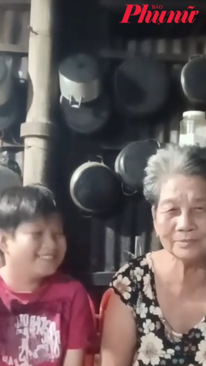 Cậu bé gây sốt khi cùng bà nội gửi gắm lời nhắn cho mình ở 10 năm sau