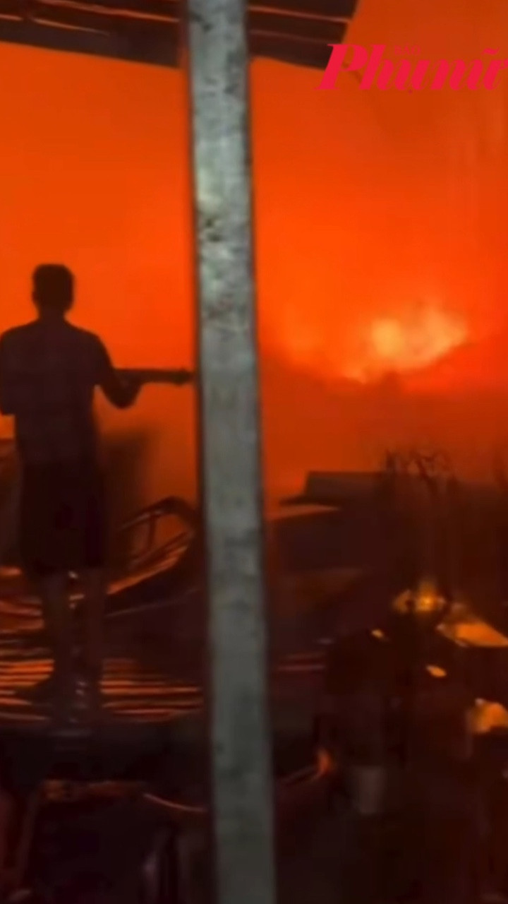 13 căn nhà ven sông ở Vàm Đầm, Cà Mau bị thiêu rụi lúc rạng sáng