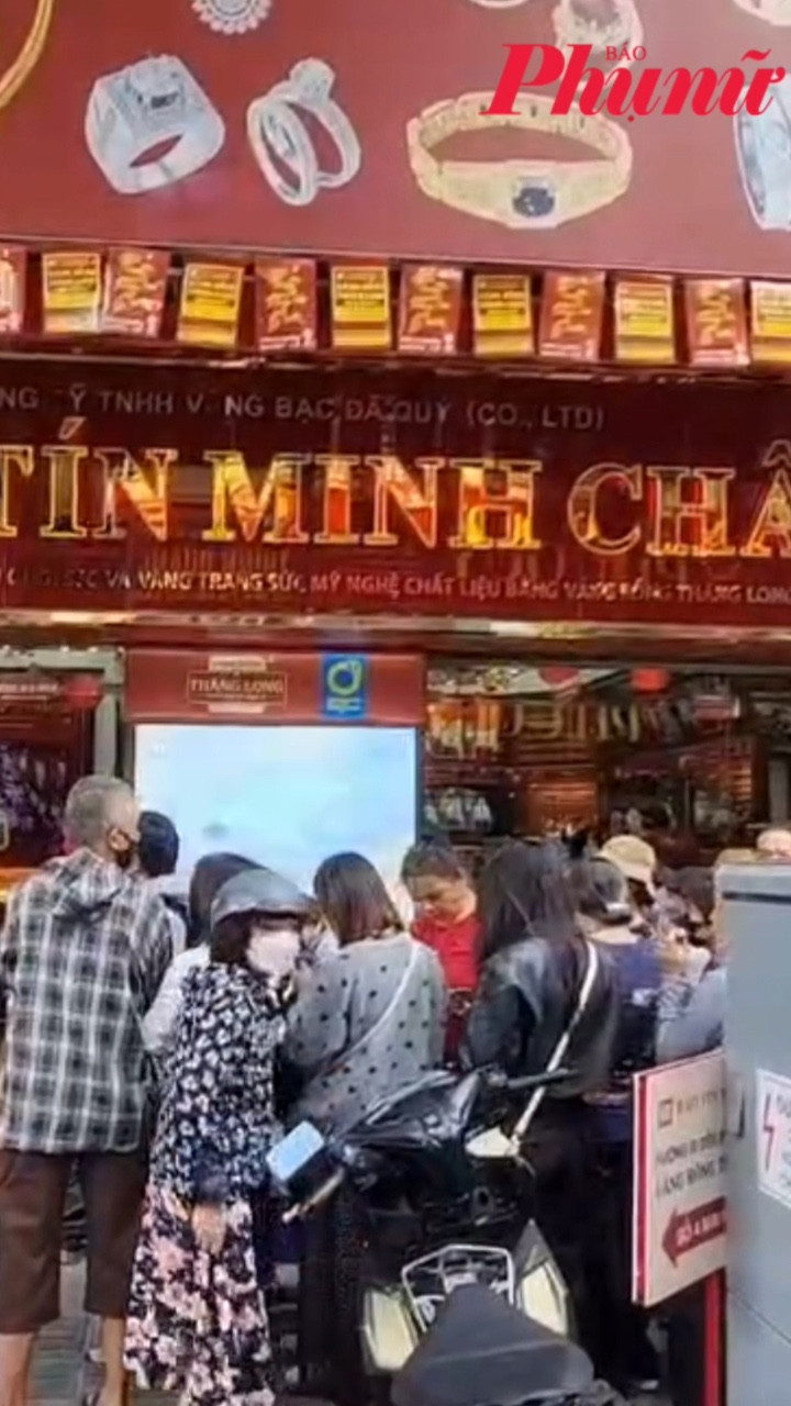 Bảo Tín Minh Châu vừa mở cửa trở lại, khách đã xếp hàng đông nghẹt