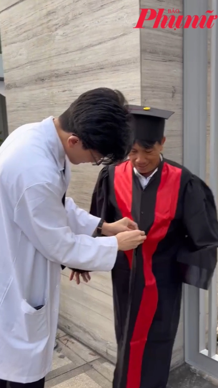 Xúc động cảnh bác sĩ cùng cha đến trường trong ngày tốt nghiệp chuyên khoa 1