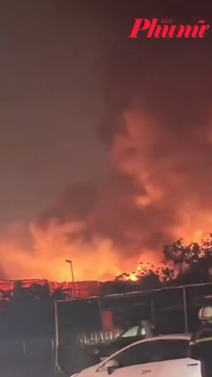 1 người tử vong trong vụ cháy kho, xưởng gỗ rộng hàng nghìn mét vuông ở Hà Nội lúc rạng sáng