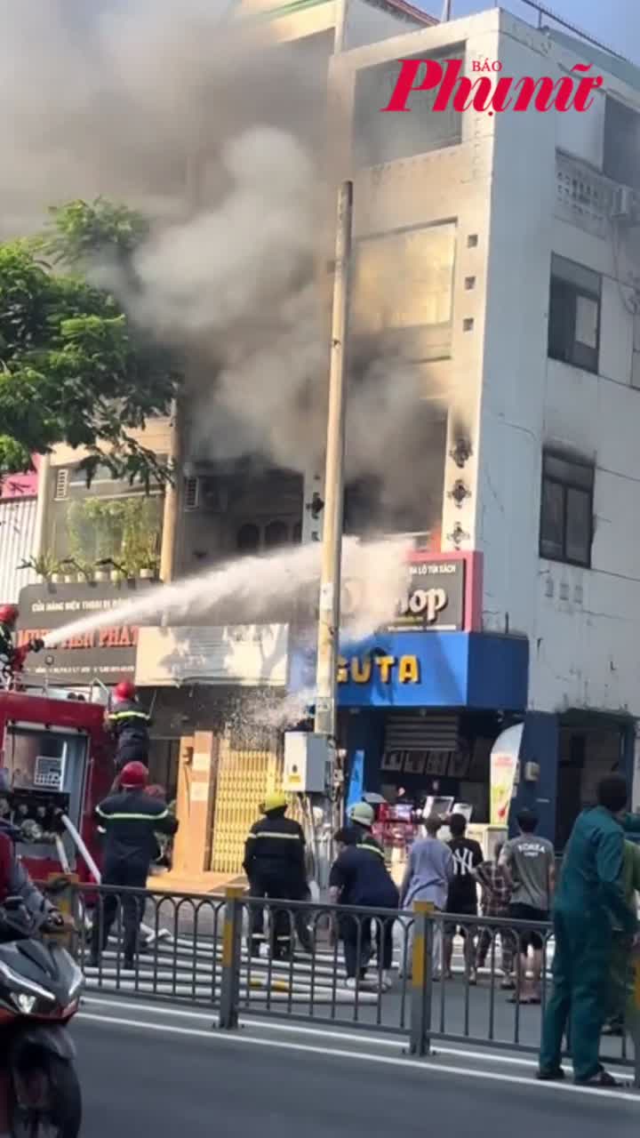 Cháy nhà 4 tầng trên đường Lê Hồng Phong TPHCM, kính rơi từng mảng xuống đường