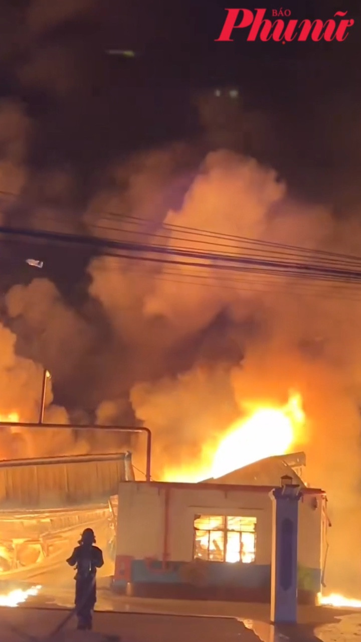 Cháy lớn tại công ty sơn ở phường Long Nguyên, TPHCM