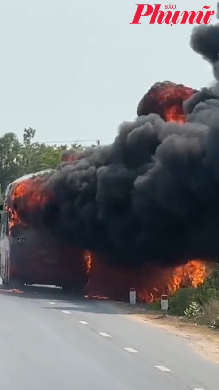 Xe khách bốc cháy trên quốc lộ 1, 3 người may mắn thoát nạn