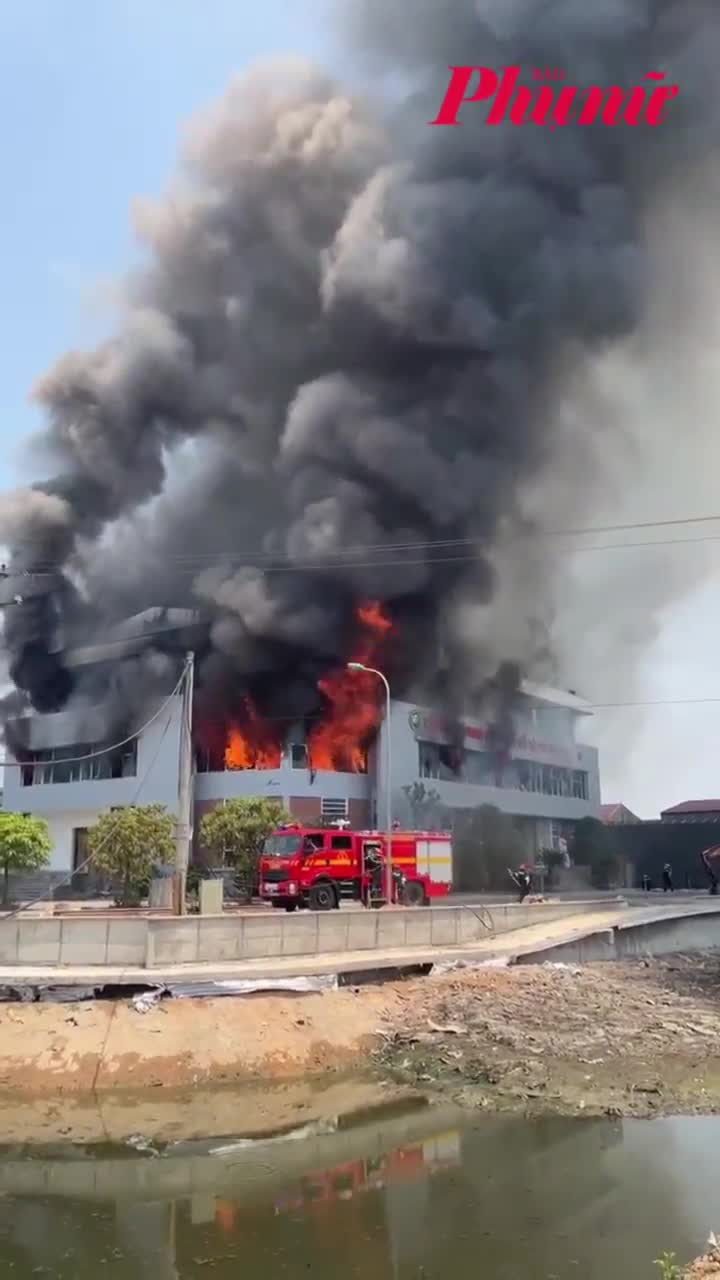 Hà Tĩnh: Cháy công ty gỗ, lửa bốc cao ngùn ngụt