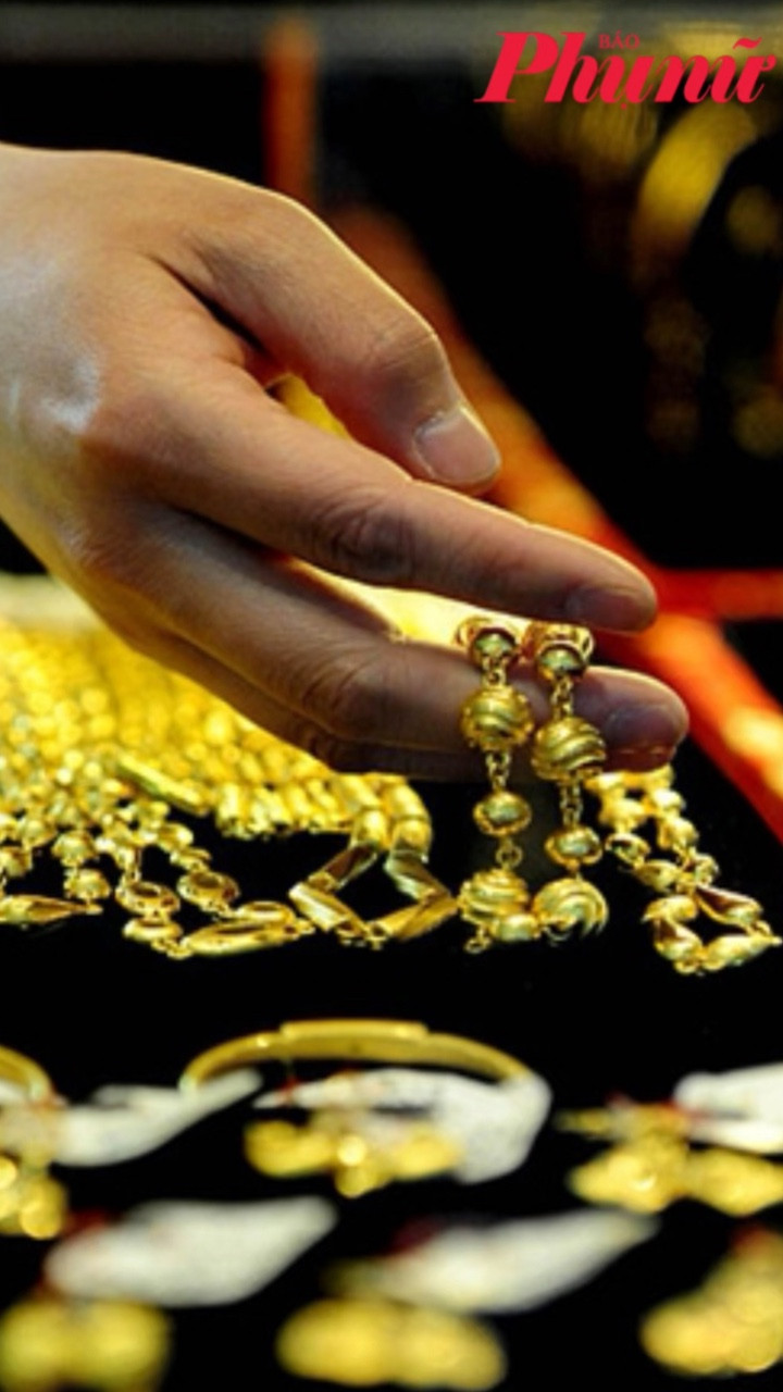 Giá vàng ngày 16/4: Vàng trong nước bất ngờ giảm mạnh, thế giới neo ở mức cao