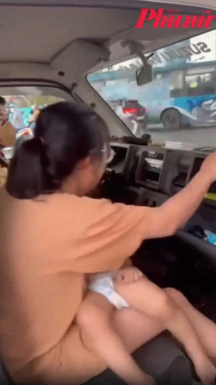 Hà Nội: Cảnh sát dùng xe chuyên dụng đưa bé 3 tuổi đi cấp cứu