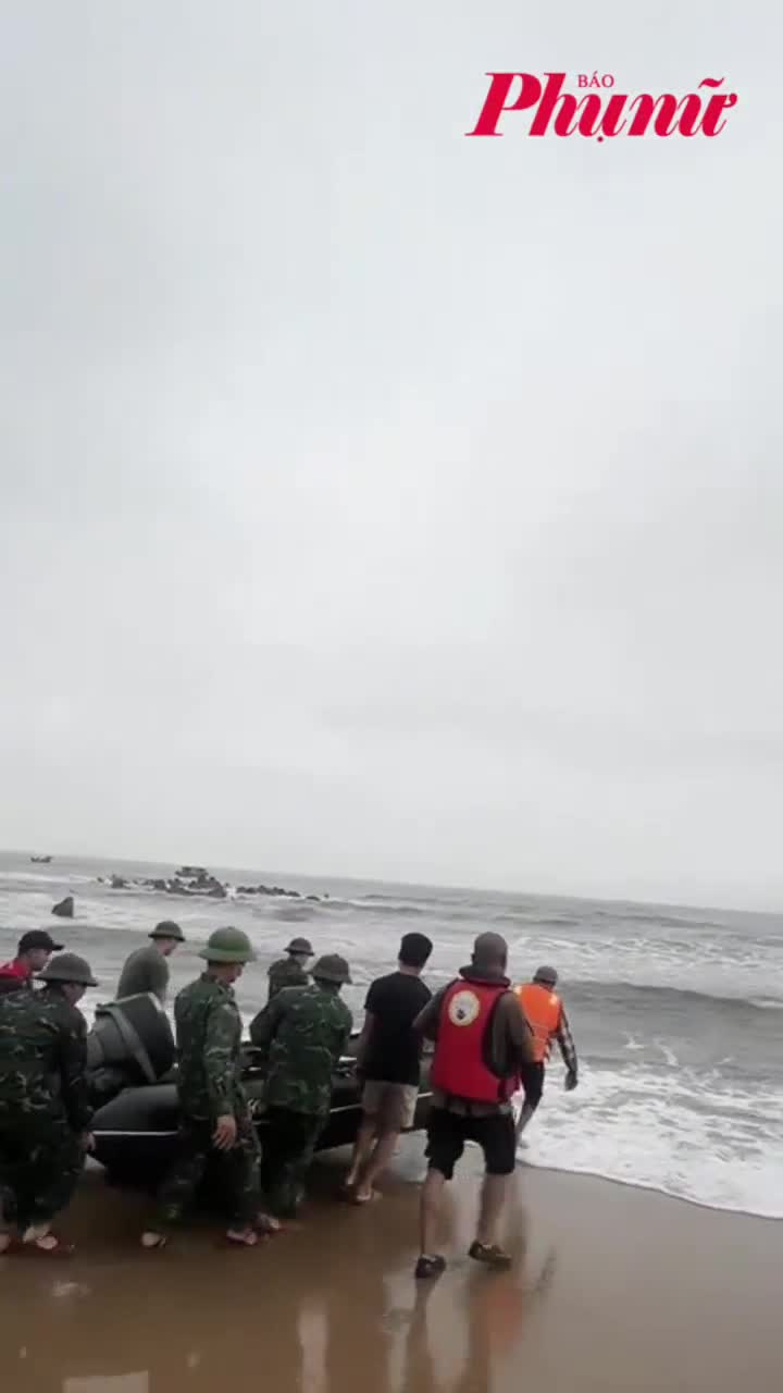 Hơn 200 người tìm kiếm kỹ sư 30 tuổi mất tích khi tắm biển ở Hà Tĩnh